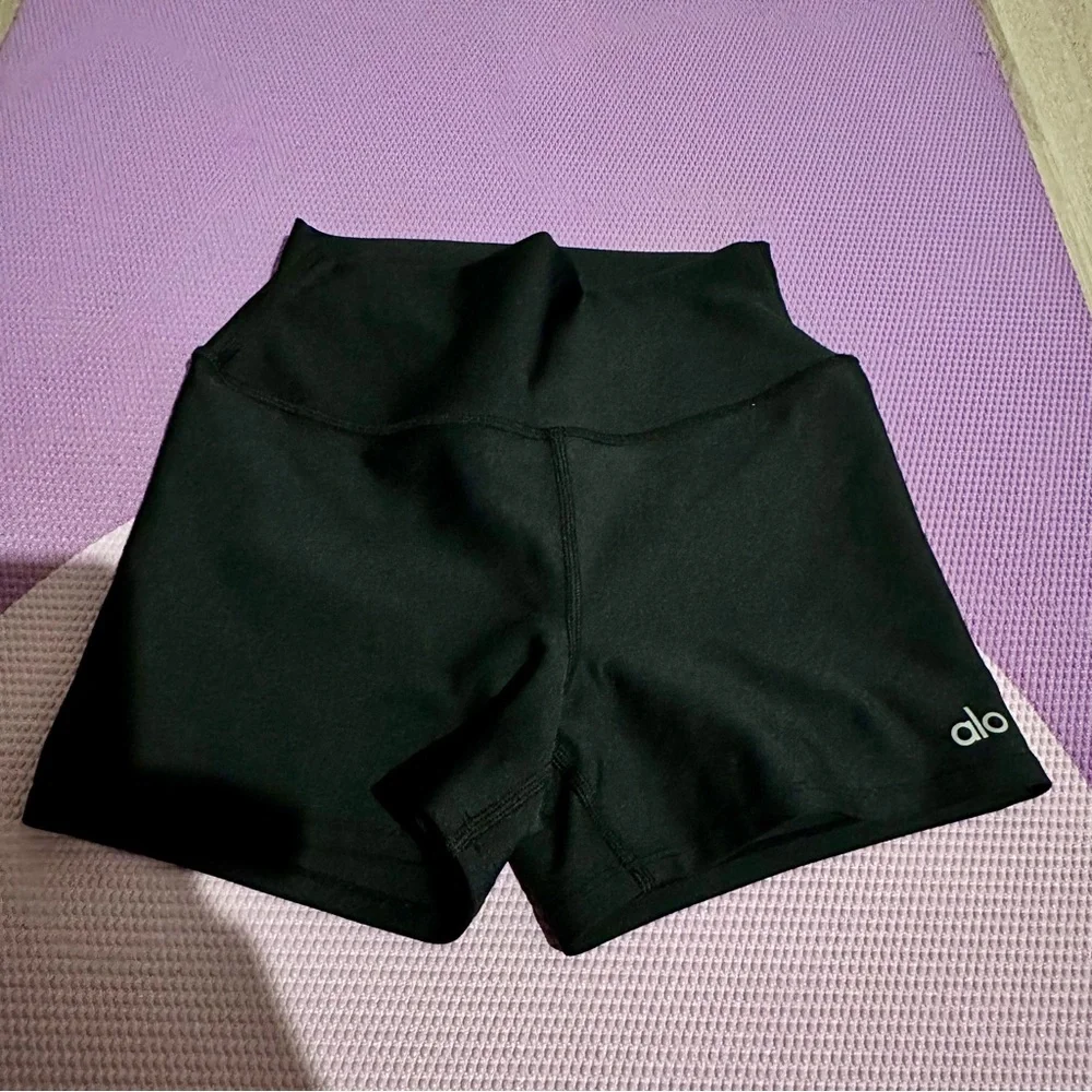 ALO Yoga Women's Airlift High Waist Black Shorts. Size Small.